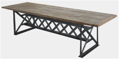 Tafel van steigerplanken en een oude stellage in steampunk stijl.